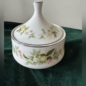 Gorgeous fine China  sugar dish and cover by Pickwick made in Japan .